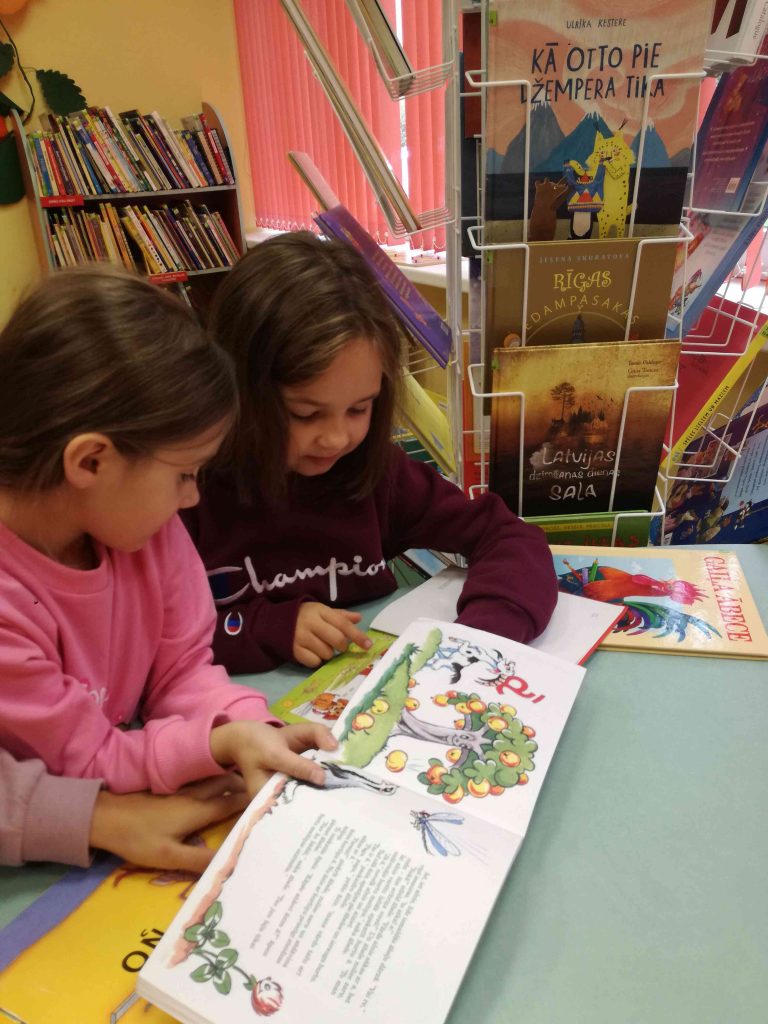 Kauguru bibliotēkā