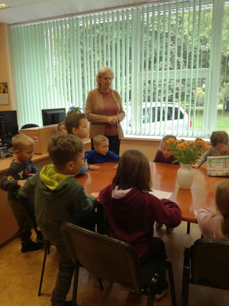 Kauguru bibliotēkā